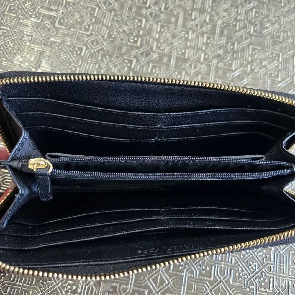 🐢 Michael Kors Snakeskin Clutch/Wallet In Great Shape!